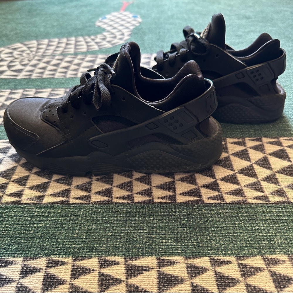 Black Nike Air Huarache Nikes